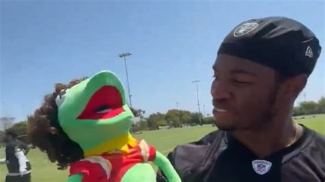 Las Vegas Raiders' Taunt of Patrick Mahomes with Kermit the Frog Puppet ...