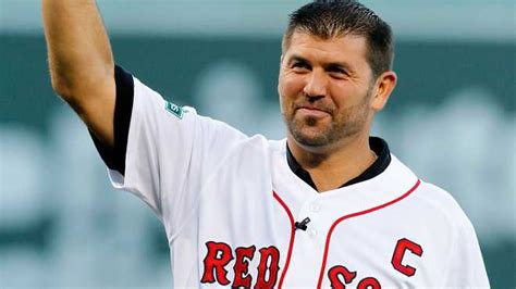 Former Red Sox star Jason Varitek surprises fan at amusement park