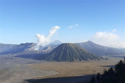 Kenali Gunung Bromo, gunung suci dengan matahari terbit yang mempesona ...