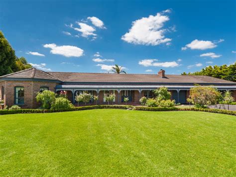 Five families vie for Greenvale home in $1.56M auction contest ...