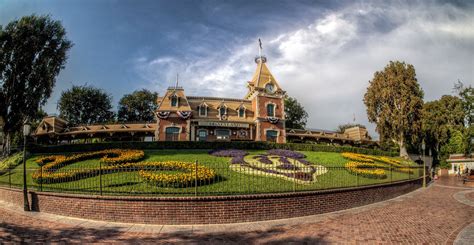 Disneyland Entrance | Disneyland entrance, Hotels near disney, Disney california adventure park