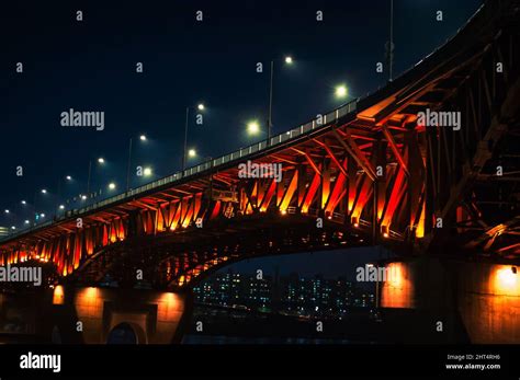 Night view of a Seongsu Bridge crossing Han River in Seoul, South Korea ...