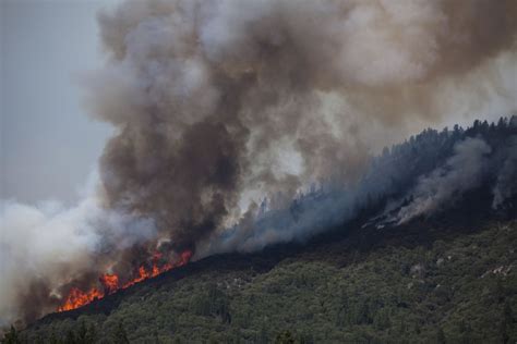 Yosemite fire: Blaze spreads to national park, threatens homes | CNN