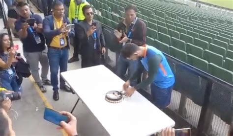 Virat Kohli cuts birthday cake with Indian journalists at MCG, video ...