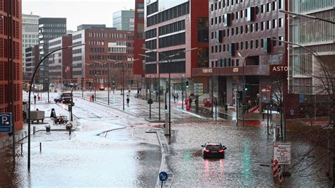 Unwetter: Hamburger Polizei gibt nach schwerer Sturmflut Entwarnung ...