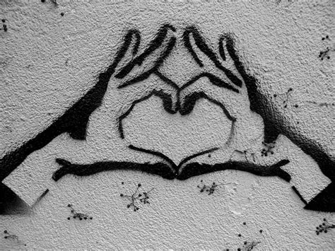 Hands and heart | Street art banksy, Graffiti art, Pochoir street art