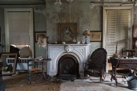 Step inside this abandoned old house untouched for 40 years ...