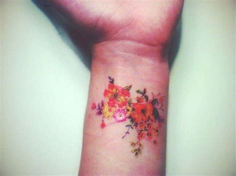 23 Daisy Flowers Wrist Tattoos