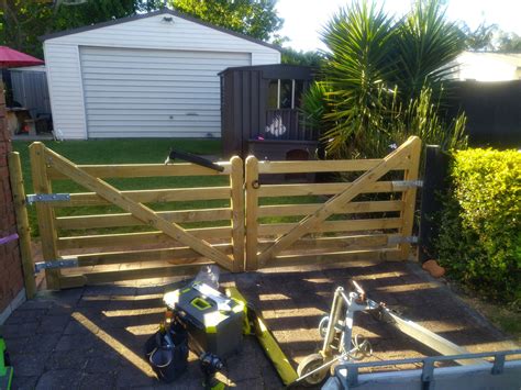 Double Gates build - Farnell Fencing