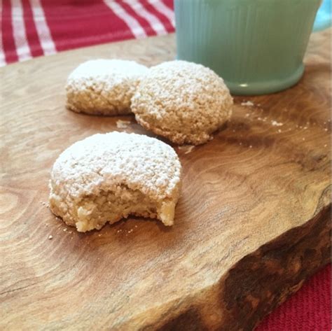 Mint Green Apron: Easy Greek almond cookies (gluten-free & vegan)