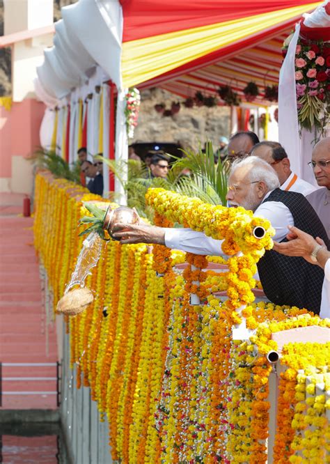 PM performs Jal Pujan of Nilwande Dam in Shirdi, Maharashtra | Prime Minister of India