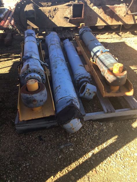 ASSORTED HYDRAULIC RAMS - Mine Graveyard