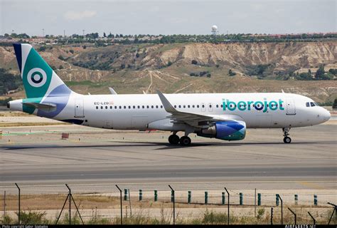 Iberojet Airbus A320 EC-LZD (photo 71038) | Airfleets aviation