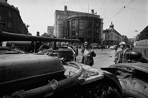 Warsaw Pact invasion of Czechoslovakia, 21st of August 1968 [2084x1382] : r/HistoryPorn