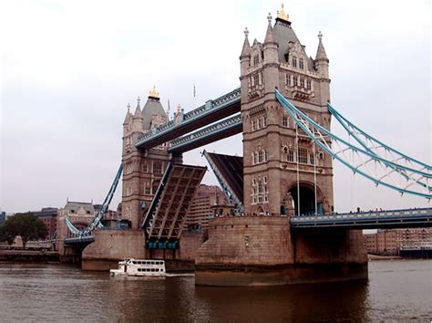 ¿Cuándo se levanta el Puente de la Torre? | From Spain to UK