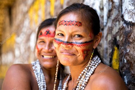 Femmes brésiliennes indigènes souriant à une tribu indigène de l ...