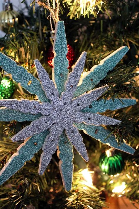 This Clothespin Glitter Snowflake Ornaments is a fun holiday craft for kids.