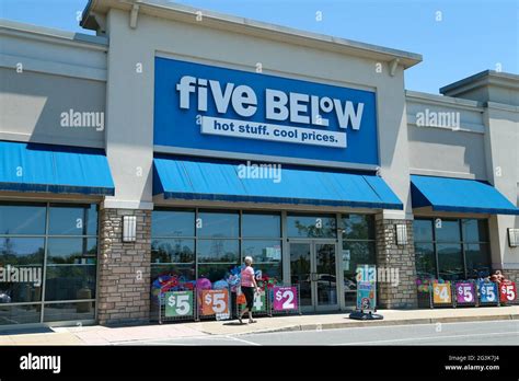 Five below store hi-res stock photography and images - Alamy