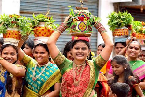 Hyderabad Bonalu : ప్రారంభమైన గోల్కొండ బోనాలు...కిక్కిరిసిన భక్తులు... – News18 తెలుగు