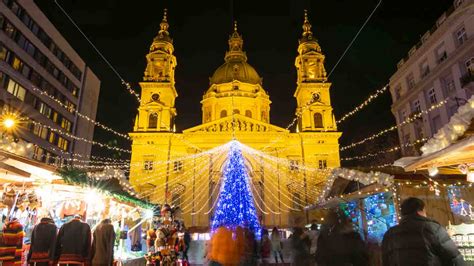 St. Stephens Basilica Christmas Market - Christmas in Budapest - GETTING STAMPED