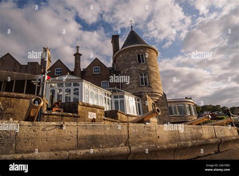 Cowes castle hi-res stock photography and images - Alamy