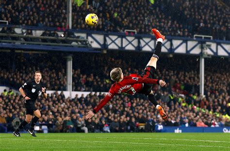 Man United's Garnacho scores overhead stunner in 3-0 win at Everton ...