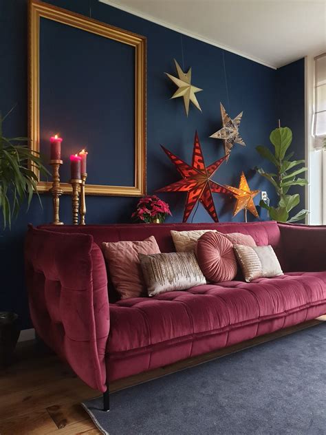 Velvet Sofa with dark blue wall looks so elegant. | Huis interieur ...