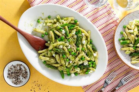 Fresh Cavatelli with Asparagus, Goat Cheese, and Pesto | Sunbasket