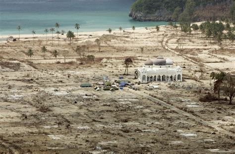 tsunami aceh masjid selamat - AI OFFICIAL