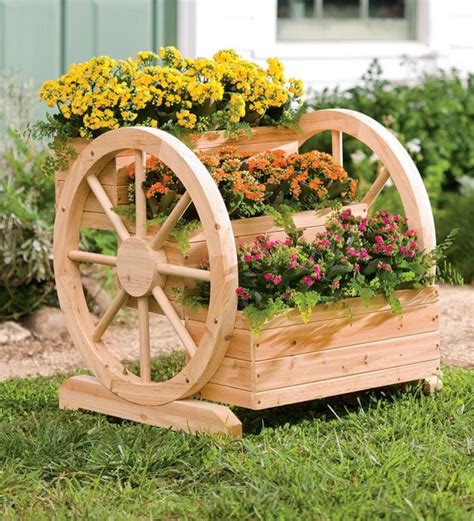 10 DIY Ideas How To Use Wagon Wheel In Garden Decor