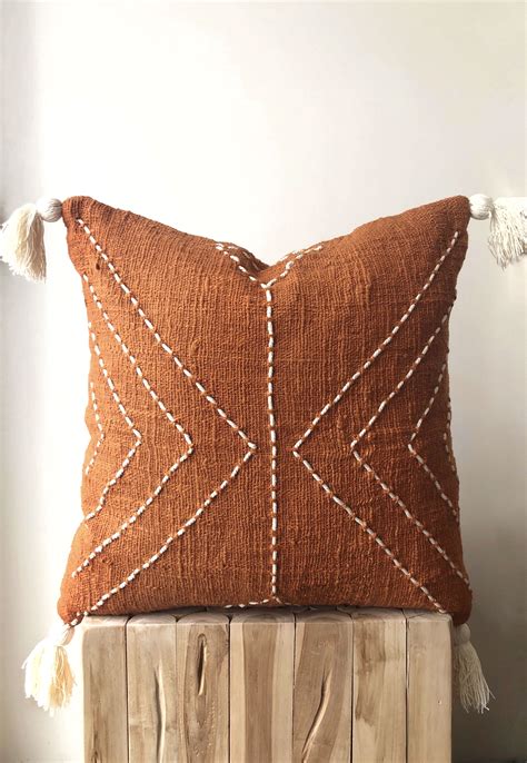 almofadas sof bege #Nãofronhascosturar | Orange pillows, Burnt orange ...