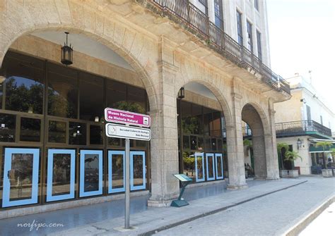 Frente del Museo de Historia Natural en la Plaza de Armas de la Habana ...