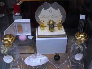 La Rochelle Perfume Shop | Shop window and perfume bottle mu… | Flickr
