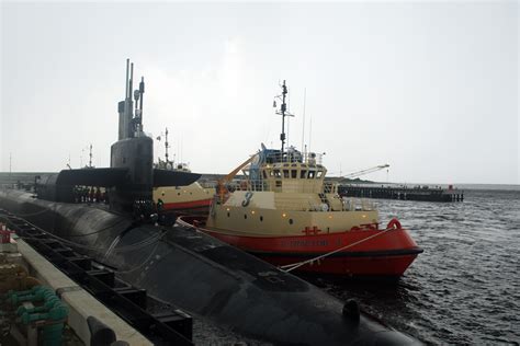 File:US Navy 090805-N-1841C-013 The guided-missile submarine USS ...