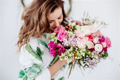 10 Thoughtful Flower Gifts That'll Make Anyone Feel Loved - PMCAOnline