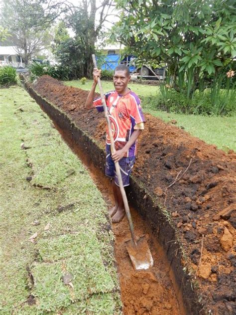 Erin in PNG: Ditch digging