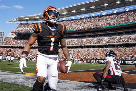 AP source: Bengals star WR Chase out weeks with hip injury | AP News