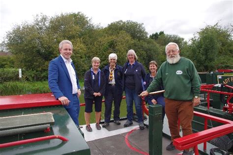 MP Danny Kruger visits Bruce Boats at Great Bedwyn Wharf - Marlborough News