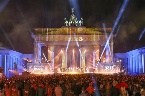 Berlin lässt es krachen: Tausende feiern Silvester am Brandenburger Tor