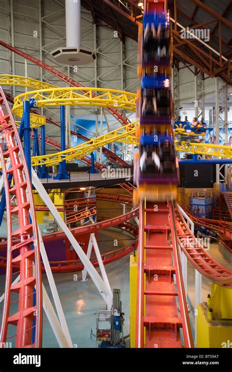 Controversé Montagnes climatiques Loin mall with roller coaster inside stylo Impliqué Ligne métal
