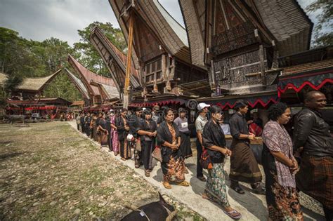 TANA TORAJA, SULAWESI, INDONESIA - November 26 2016: Funeral Ceremony ...