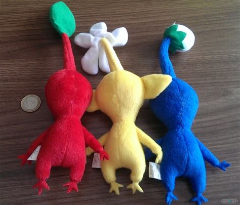 Photos of the European Club Nintendo Pikmin plush figures