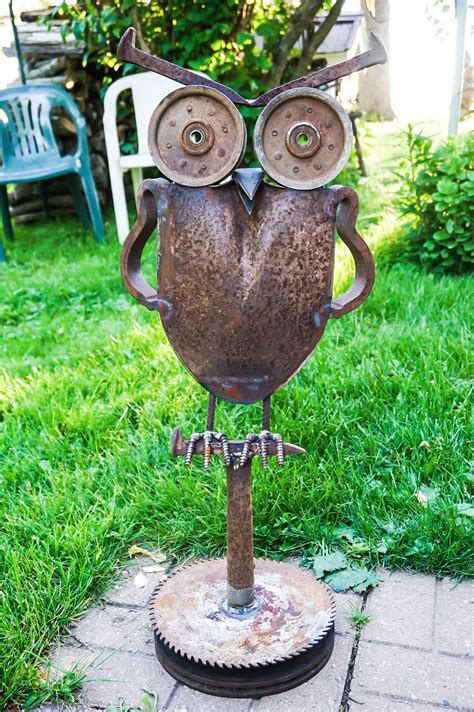 Scrap metal owl. By: Out Of My Mind Metal Works #metalgardenart | Metalen tuinkunst, Metaalkunst ...