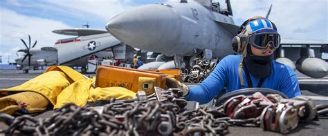 U.S. Navy Aviation Boatswain’s Mate – Aircraft Handling Careers | Navy.com