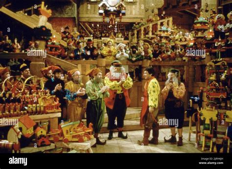 DAVID HUDDLESTON, DUDLEY MOORE, SANTA CLAUS, 1985 Stock Photo - Alamy