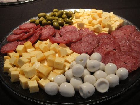 Entrada tábua de frios | Comes & bebes informais | Pinterest | Cheese platters, Low carb and Meat