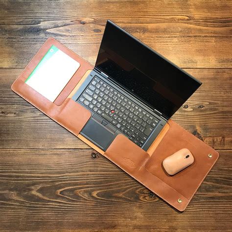 一枚革で作ったラップタイプのノートPCカバー：トコ革 ／Lenovo Thinkpad X1 Yoga 専用 | iichi ハンドメイド・クラフト作品・手仕事品の通販 | レザー バッグ ...