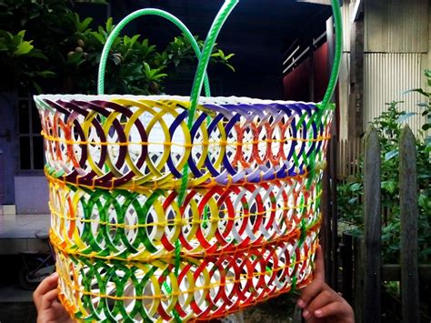 Cara Membuat Tas Dari Teh Gelas Aneka Kerajinan Tas Warna Warni Terbuat dari Gelas Plastik Bekas ...