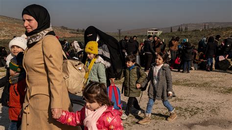 Thousands of Syrian Refugees in Turkey Rush to Border Crossing to ...