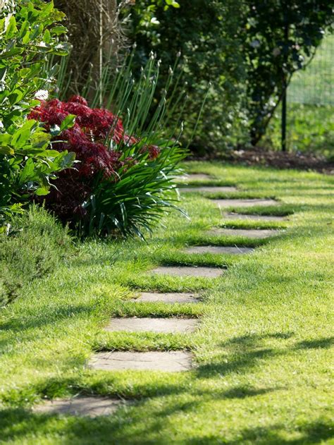 Allée de jardin : nos conseils pour la réaliser | Allée de jardin, Idée allée de jardin, Jardins